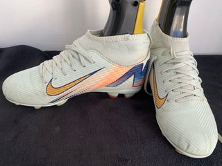 Botas de fútbol Nike blancas y doradas