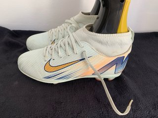 Botas de fútbol Nike blancas y doradas