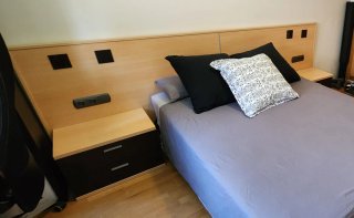 Cabecero y mesitas de noche de madera