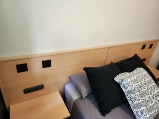 Cabecero y mesitas de noche de madera