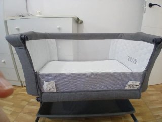 Cuna de viaje con mosquitera y sábanas