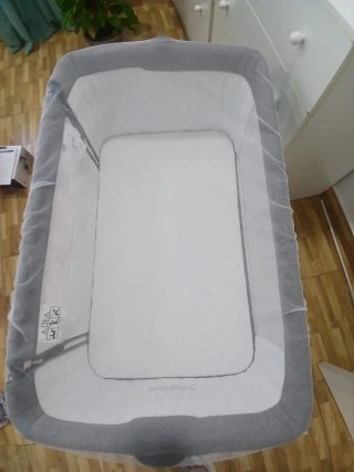 Cuna de viaje con mosquitera y sábanas