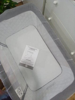 Cuna de viaje con mosquitera y sábanas