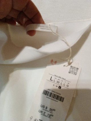Camiseta Zara sin mangas bordada