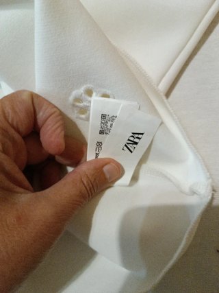 Camiseta Zara sin mangas bordada