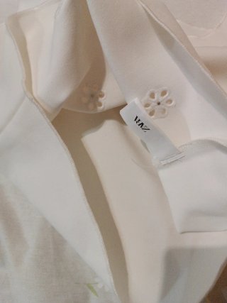 Camiseta Zara sin mangas bordada