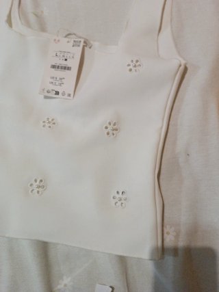 Camiseta Zara sin mangas bordada