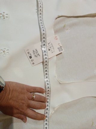 Camiseta Zara sin mangas bordada