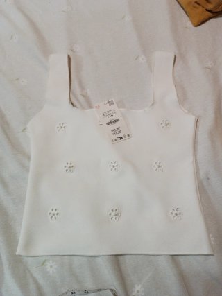 Camiseta Zara sin mangas bordada