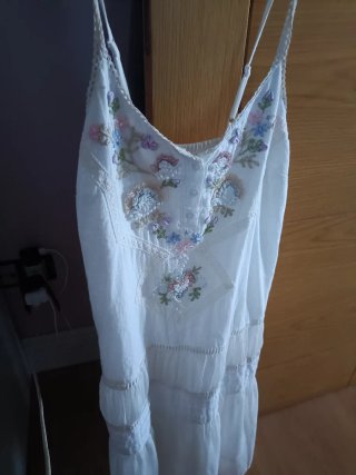 Vestido de verano blanco y multicolor