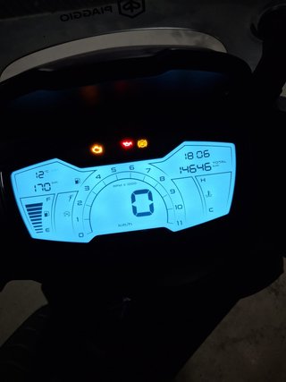 Scooter nero con parabrezza