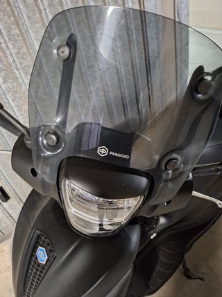 Scooter nero con parabrezza