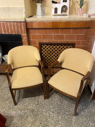 Sillón butaca madera y tela beige. Precio par.
