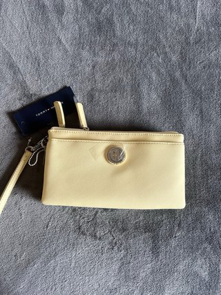 Cartera pulsera Tommy Hilfiger amarilla