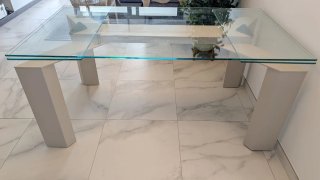 Tavolo in vetro moderno