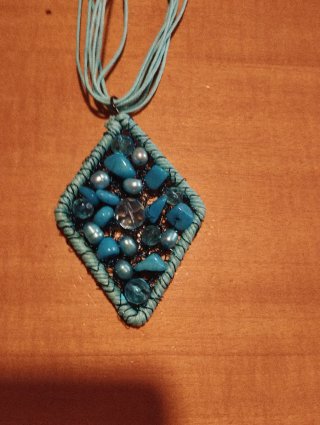 Collana con ciondolo a rombo turchese