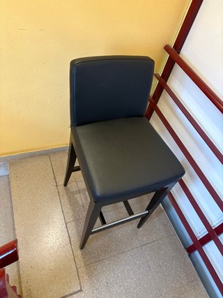 Taburete alto polipiel negro