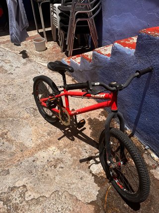 Bicicleta BMX Roja y BMX negra