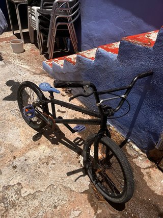 Bicicleta BMX Roja y BMX negra
