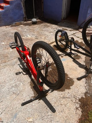Bicicleta BMX Roja y BMX negra