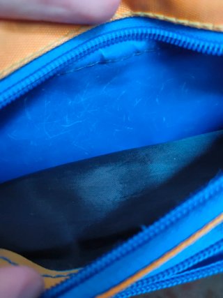 Riñonera deportiva azul y amarilla