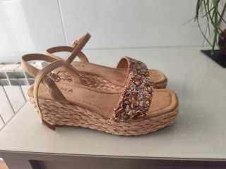 Sandalias cuña pedrería beige