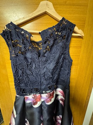Vestido de fiesta azul con flores rosas