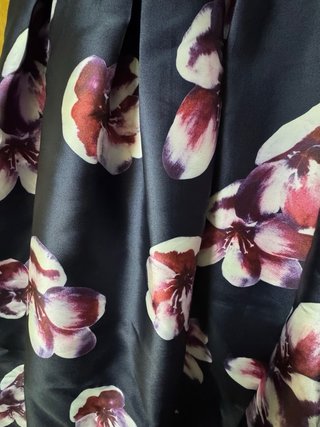 Vestido de fiesta azul con flores rosas