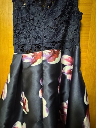 Vestido de fiesta azul con flores rosas