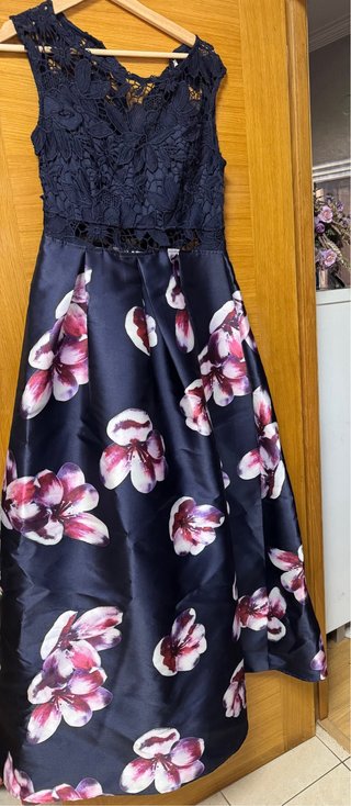 Vestido de fiesta azul con flores rosas