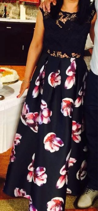 Vestido de fiesta azul con flores rosas