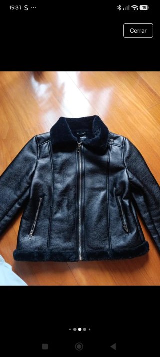 Cazadora efecto piel negra con pelo
