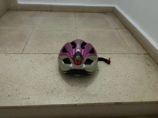 Patinete infantil con casco y protecciones