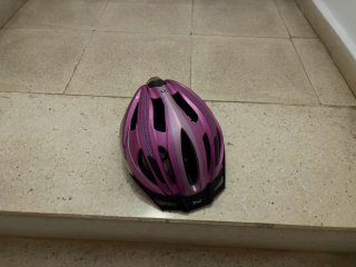 Patinete infantil con casco y protecciones