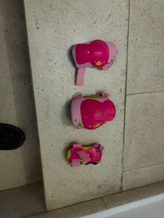 Patinete infantil con casco y protecciones