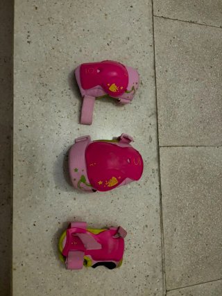 Patinete infantil con casco y protecciones