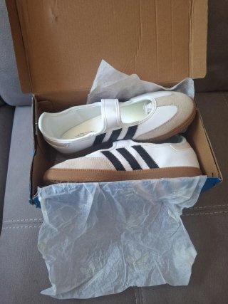 Zapatillas Adidas Blancas y Beige