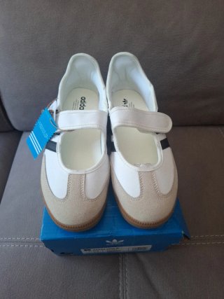 Zapatillas Adidas Blancas y Beige