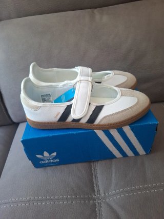 Zapatillas Adidas Blancas y Beige