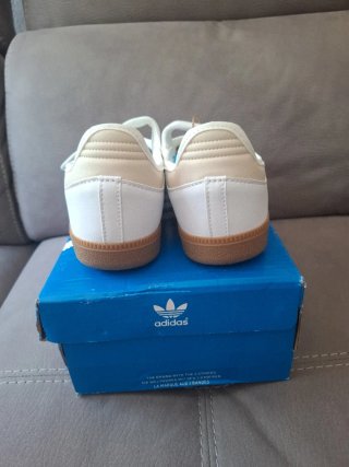 Zapatillas Adidas Blancas y Beige