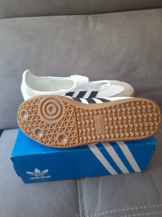 Zapatillas Adidas Blancas y Beige