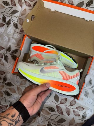 Nike Vomero 18 Barely Green Metallic Silver EU 39