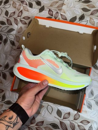 Nike Vomero 18 Barely Green Metallic Silver EU 39