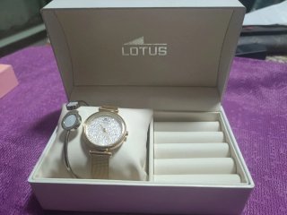 Reloj Lotus con pulsera y joyero