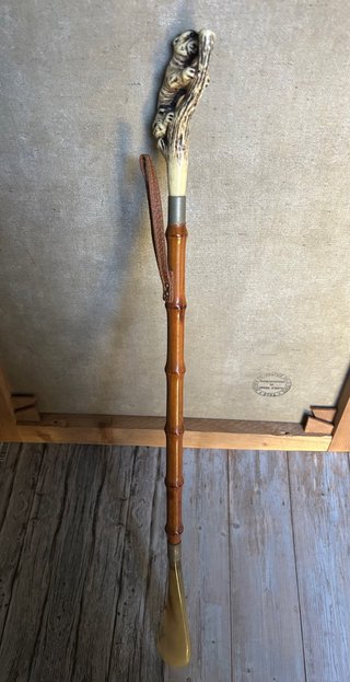 Elegante calzascarpe vintage figurato – 56 cm