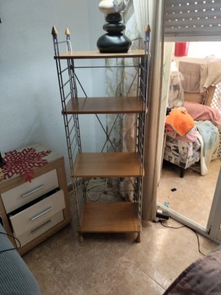 Estantería metálica y madera
