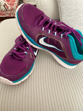 Zapatillas deportivas Nike mujer moradas y turques