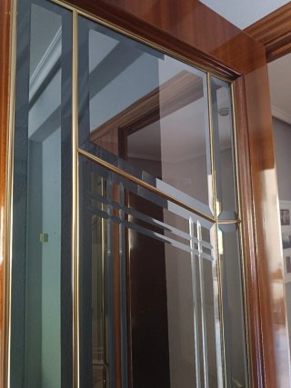 Puerta de salón de madera y cristal