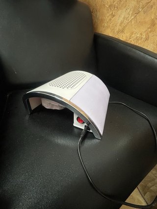 Aspirador de uñas blanco y morado