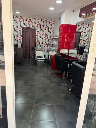 Salón de peluquería completo